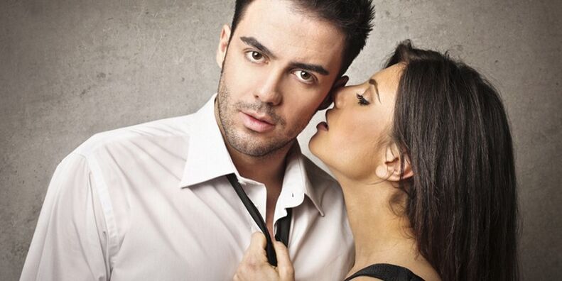 en tjej förför en man som ökar styrkan